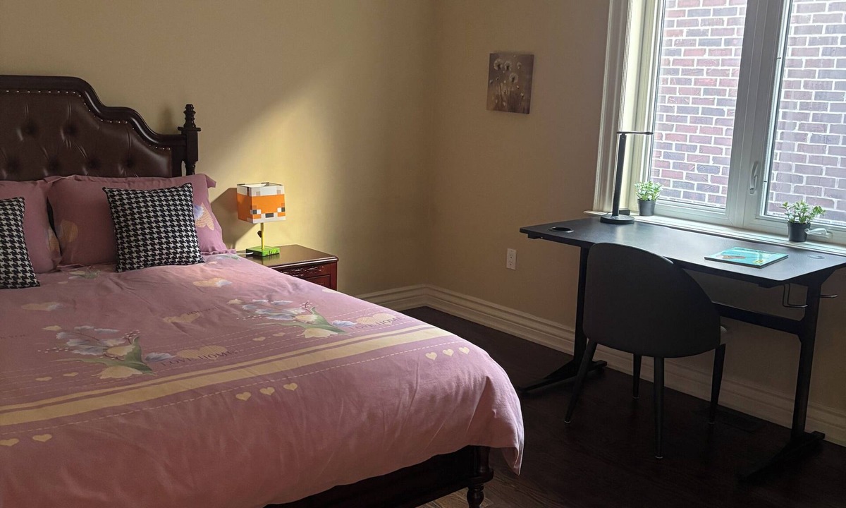 North York House | Modern Private Ensuite Room 203 | Near Subway | Free Parking