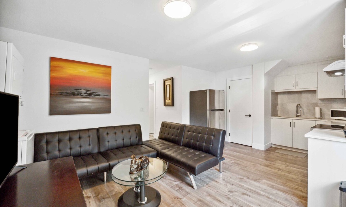 Surrey House | Modern Private Suite, Minutes to White Rock Beach