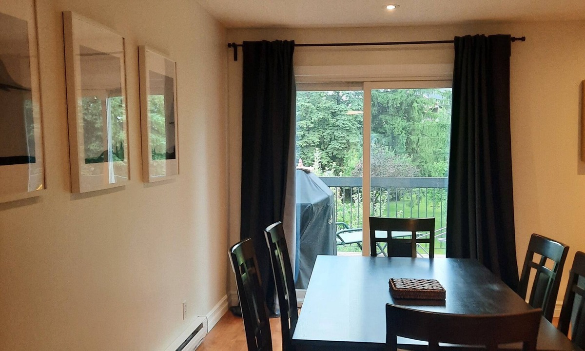 Thornbury House | Modern Tornbury townhouse walk to everything, seasonal rental available