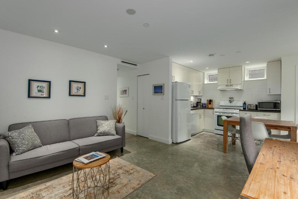 West Point Grey Apartment | Modern Two Bedroom and Two Bathroom Suite Near UBC