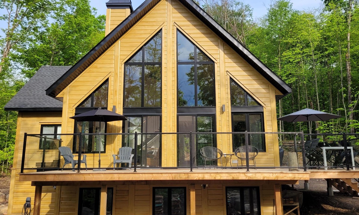 Lac Superieur Village Ski Chalet | Modern, warm and spacious, isolated, views, Lake and pool access (2 min. drive)