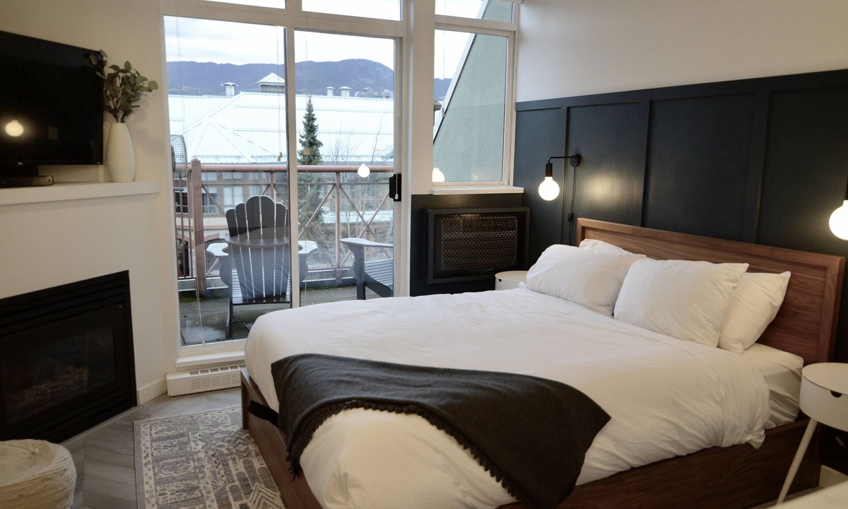 Village North Condo | Modern Whistler Village Studio with Mountain Views