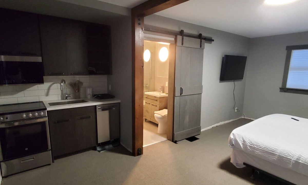 Madoc Hotel | Moira Lake Motel