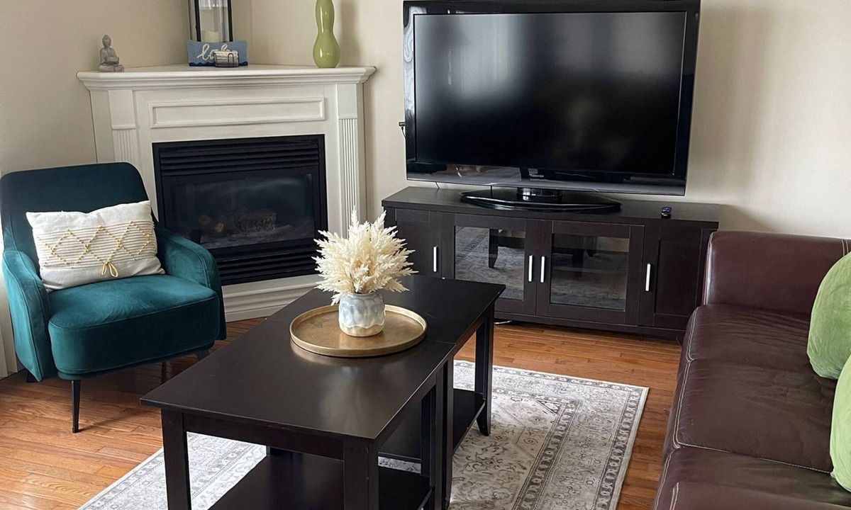 Tecumseh Apartment | Monthly Stays- Cozy 3 Bd in Peaceful Neighborhood, Walk to Lake, Short Drive DT