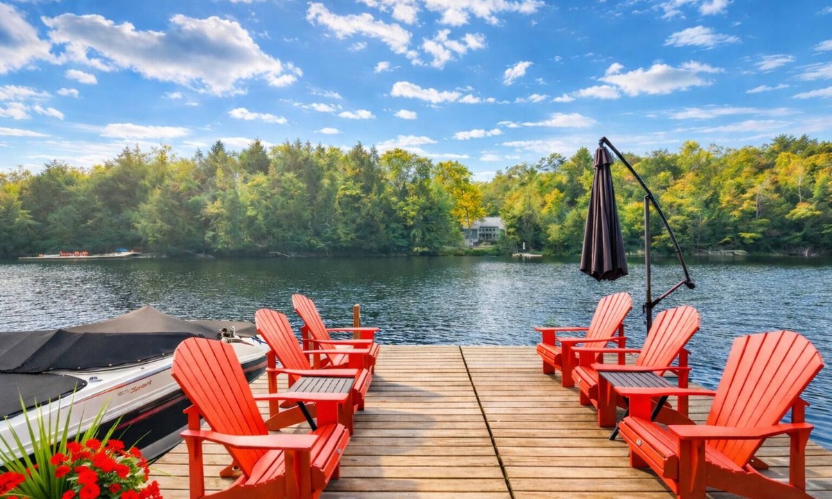 Muskoka Lakes Cottage | Moon River Cottage in Bala | BBQ, Canoes & Kayaks