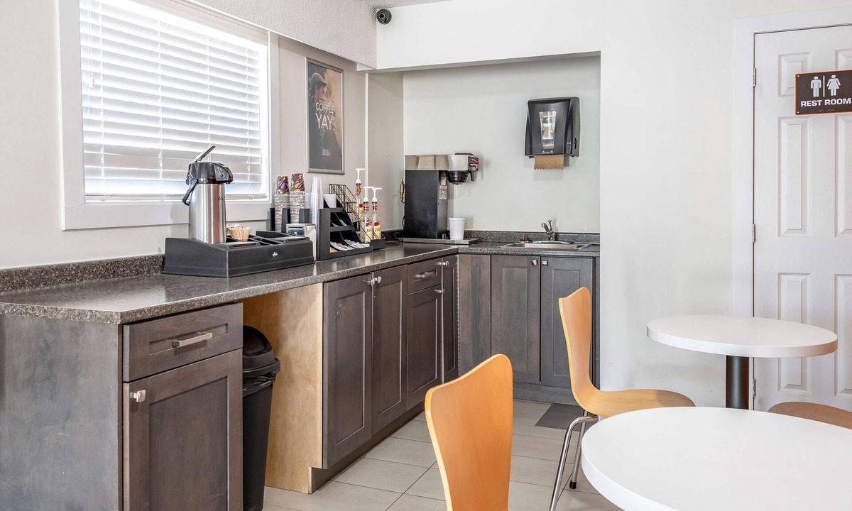 Fort Nelson Hotel | Motel 6 Fort Nelson, BC