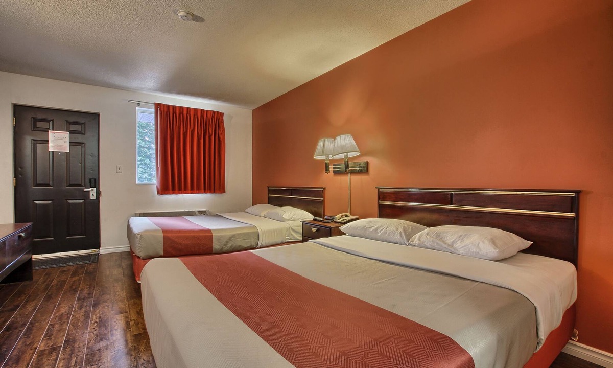Windsor Hotel | Motel 6 Windsor, ON