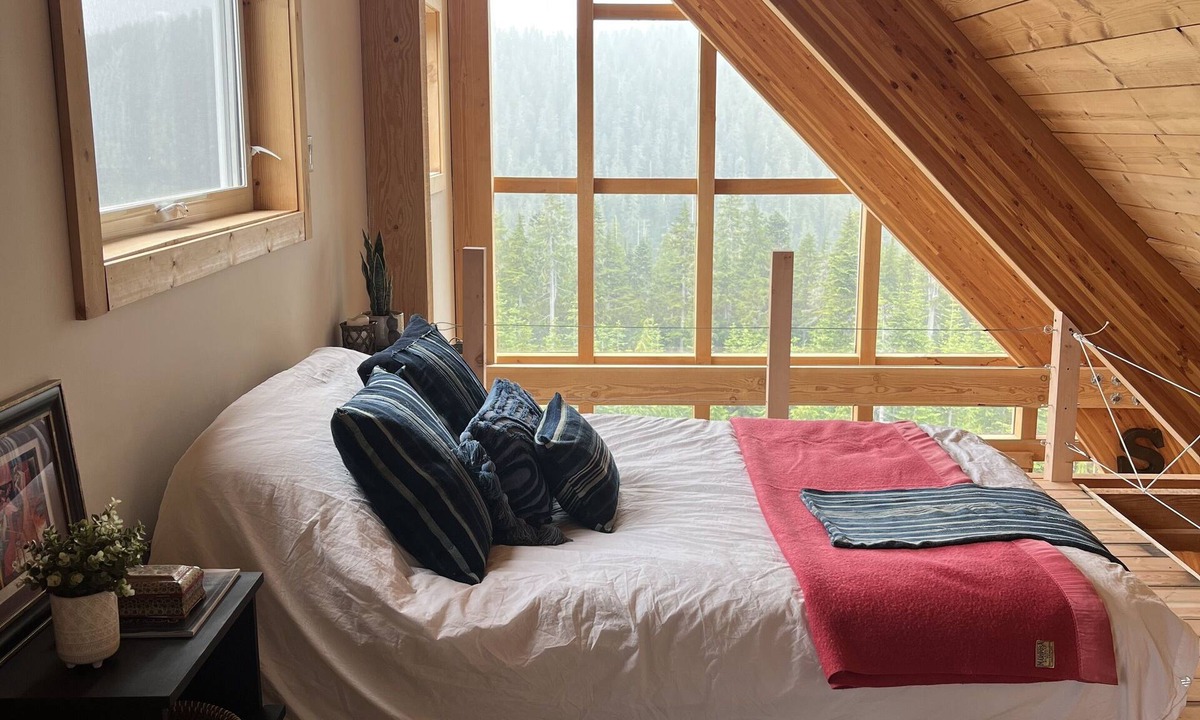 Courtenay Ski Chalet | Mount Washington Chalet sleeps 4-7 directly on the mountain