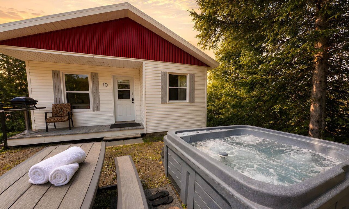 Saint-Tite-des-Caps Ski Chalet | Mountain Breeze Refuge near Mont-Ste-Anne