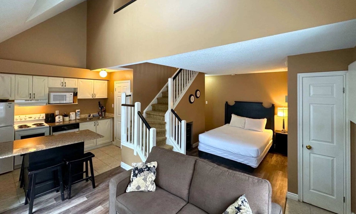 Craigleith Condo | Mountain Loft Suite with Pool and Hot Tub