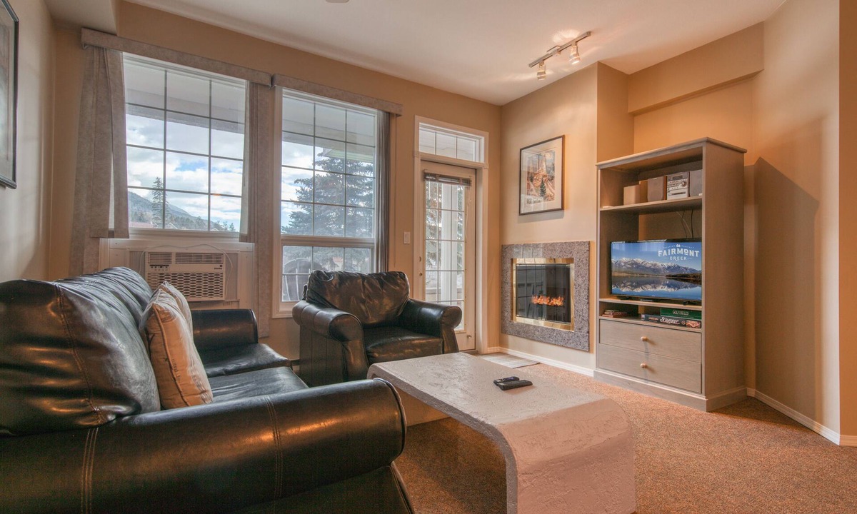 East Kootenay House | Mountain Rook 2 king bedroom, sleeps 6: Unit 1002