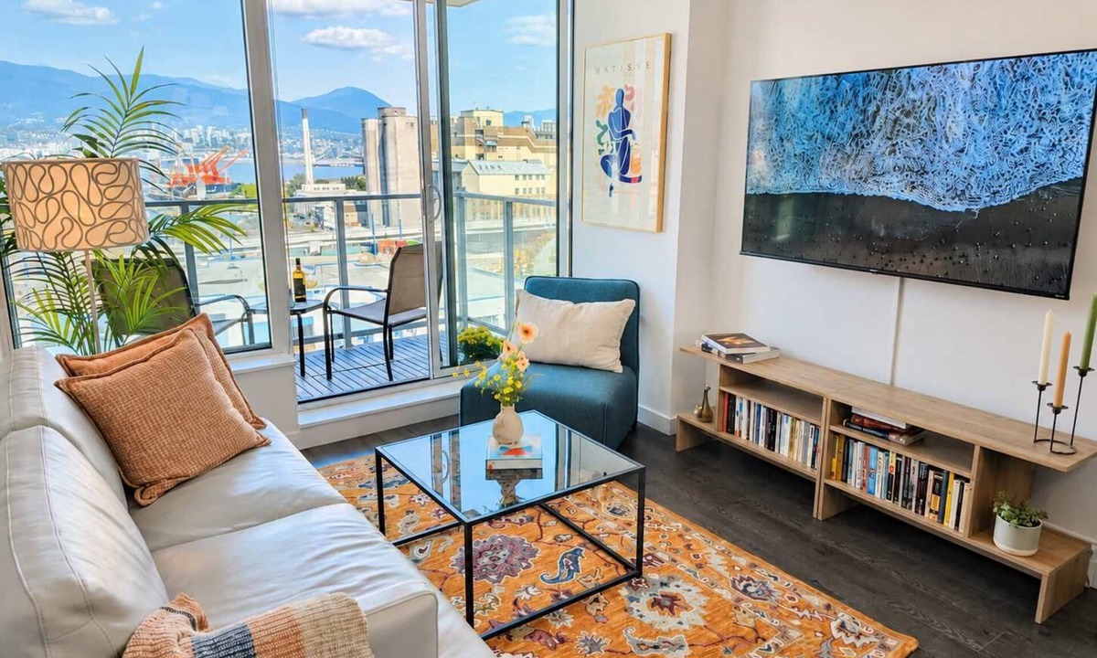 Downtown Eastside Condo | Mountain View l Gym, Patio & Parking, 5 mins to DT