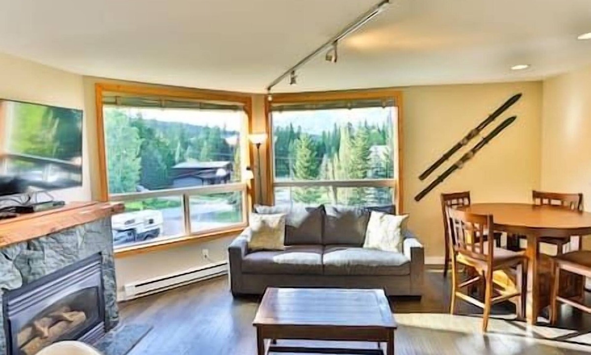 East Kootenay Condo | Mountain Views/Hot Tub/Sauna/2 bdr