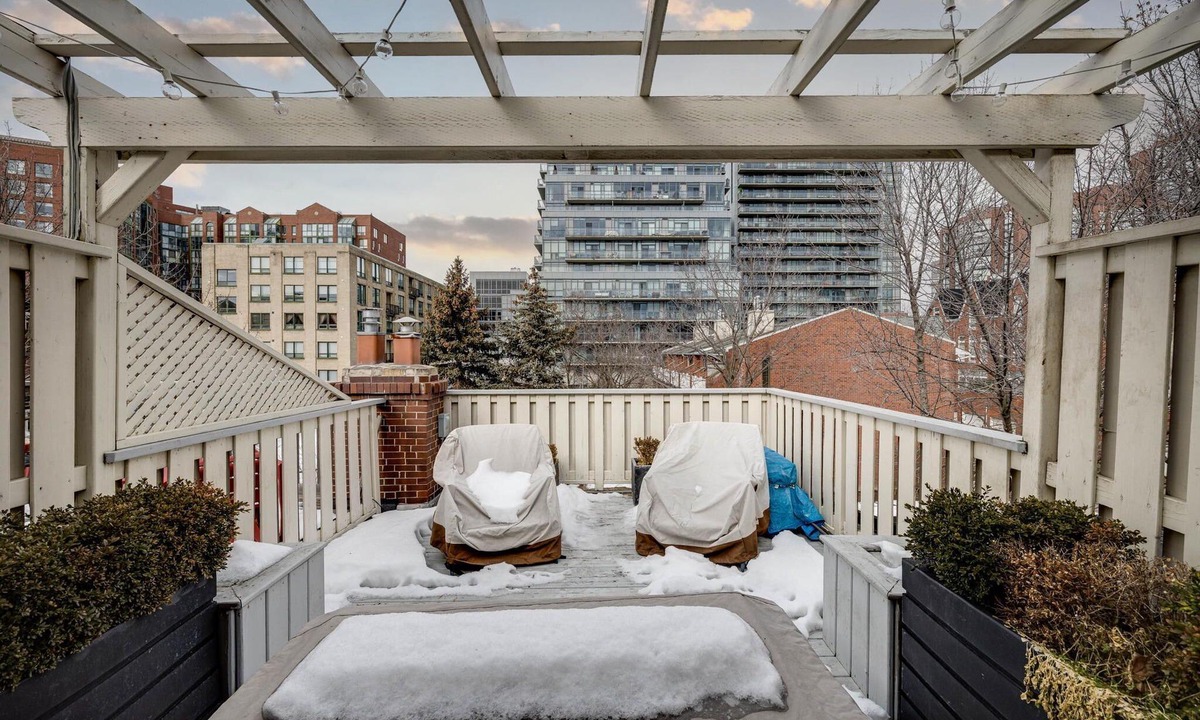 Fashion District House | Multi-Level Bright 4BR Townhome with Den, Patio & BBQ