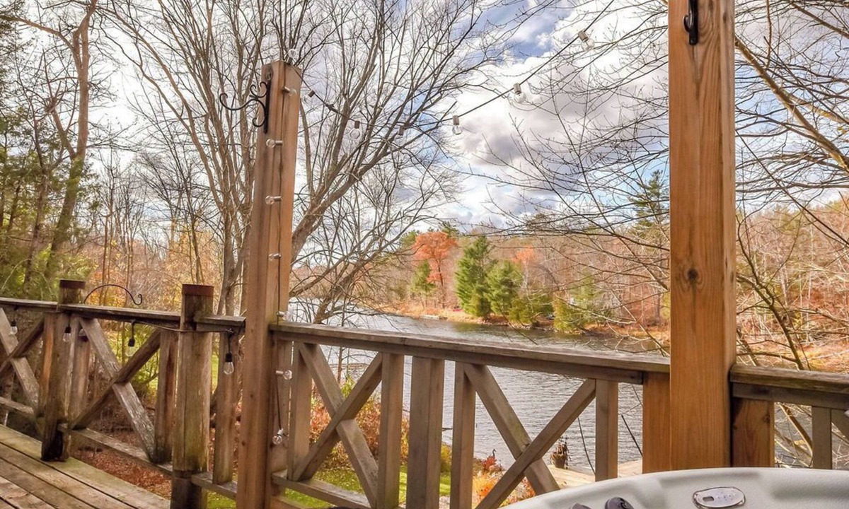 Washago Cottage | Muskoka cottage on the Severn river, with hot tub just 1.5 hours from Toronto.