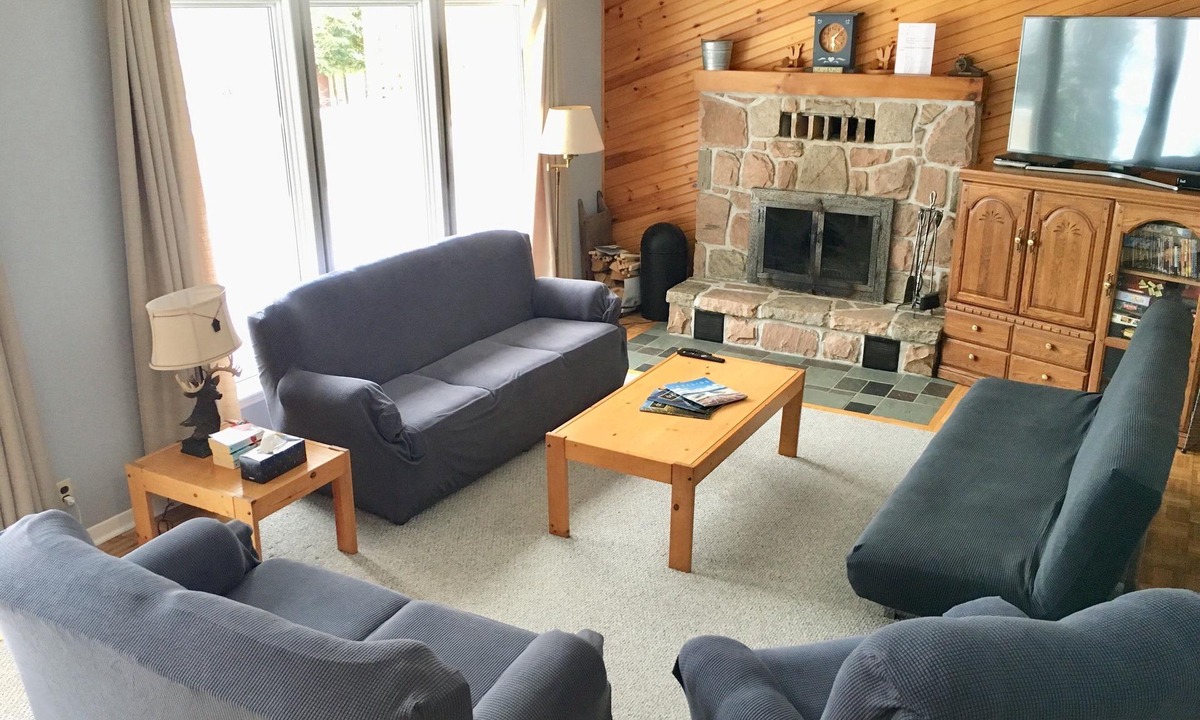 Lake of Bays Cottage | Muskoka, Cozy 2 Bedroom/2 Bathroom Cottage located on the coveted Lake of Bay