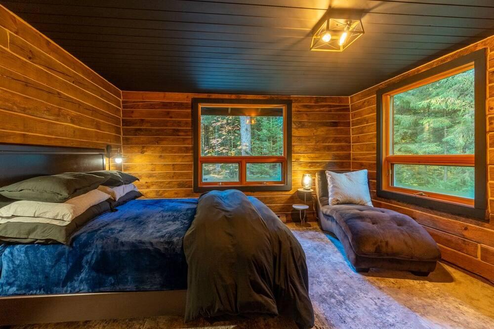 Bracebridge Cabin | Muskoka Getaway Cabin - relax, snowshoe, cross country ski and unwind
