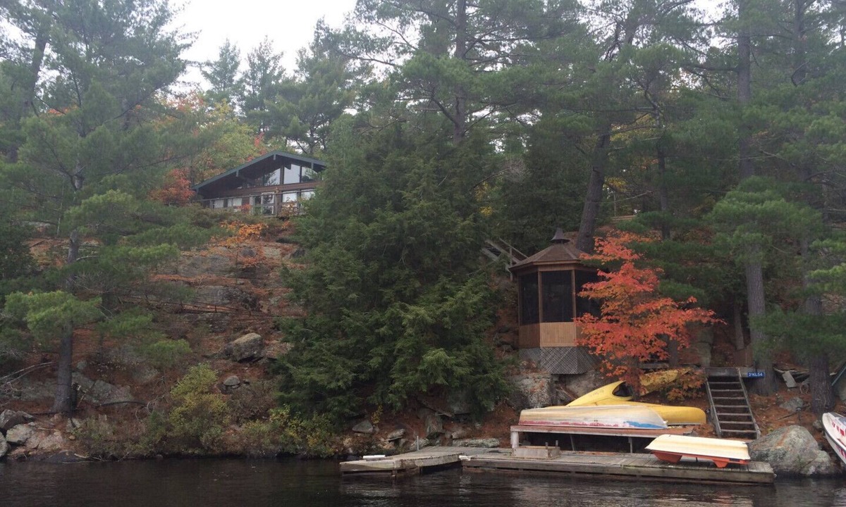 Gravenhurst Cottage | Muskoka lakefront island cottage suitable for large families