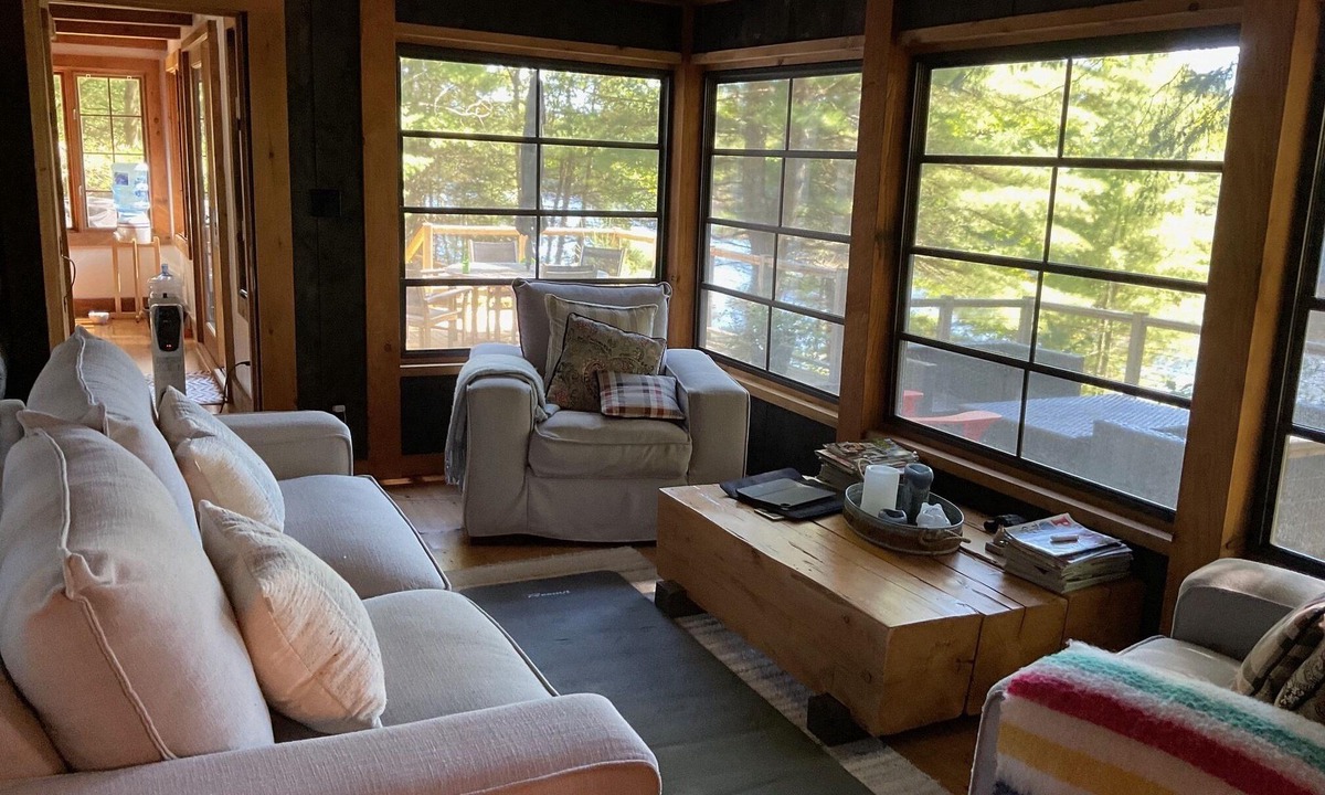 Washago Cottage | Muskoka Log Cabin with Modern Amenities