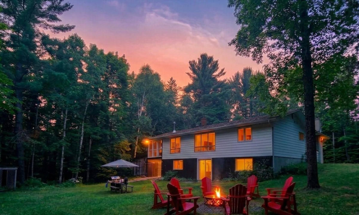 Bracebridge Cottage | Muskoka Misty Woods: Spacious 5BR Cottage with AC, BBQ & Indoor Wood Stoves