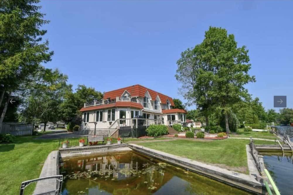 Lagoon City House | Myrna's Chateau in beautiful Lagoon City