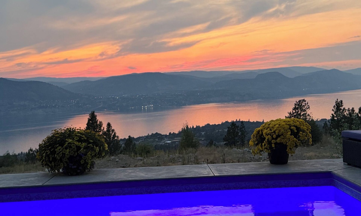 Okanagan-Similkameen Bed & Breakfast | Naramata Dreaming: Panoramic Deck Suite w/Heated Pool & Views