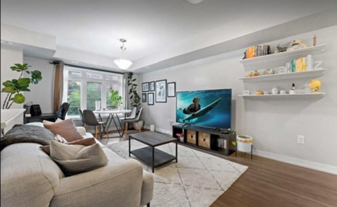 Downsview House | Near YYZ and Yorkdale Mall w Free Parking Spot