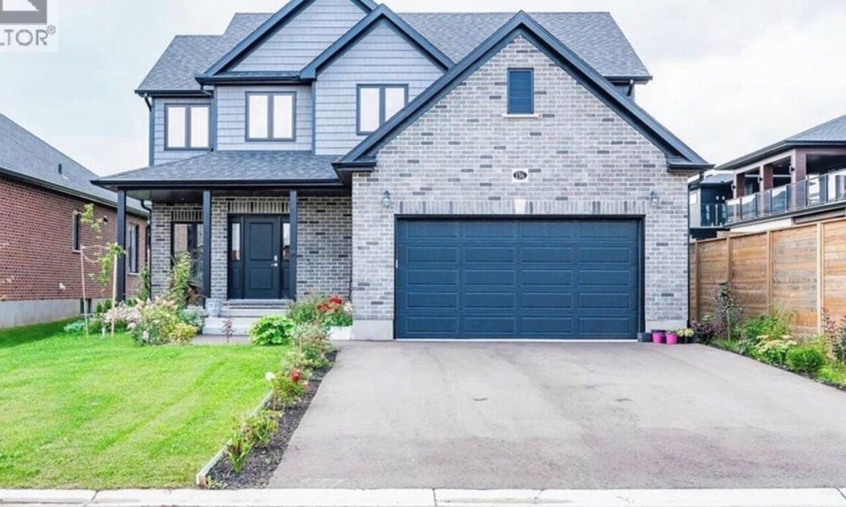 Township of Wellesley House | Nestled in the heart of the charming Wellesley.