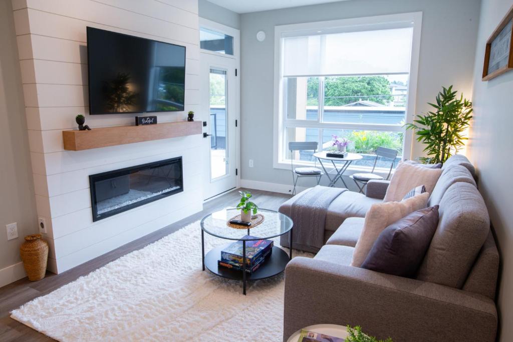 Harrison Hot Springs House | New 1 Bed Condo with Mtn Views