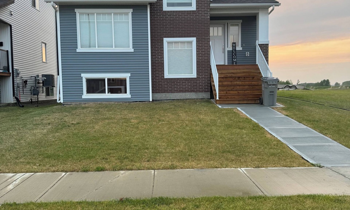 Grande Prairie House | New 3BR Home with A/C and Double Garage in family friendly neighbourhood