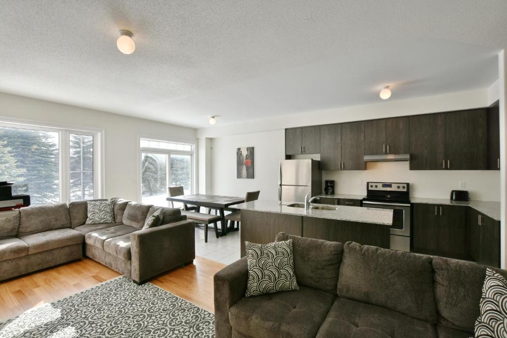 The Blue Mountains House | New Blue Mountain Village Snowbridge Executive Townhome Sleeps 10 with Outdoor Pool and Shuttle