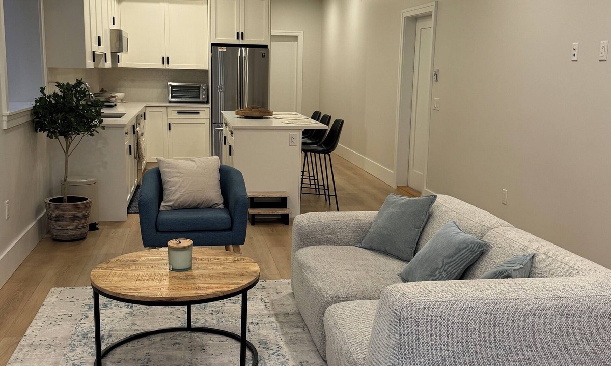 Fort Langley Apartment | New Bright Modern Guest Suite