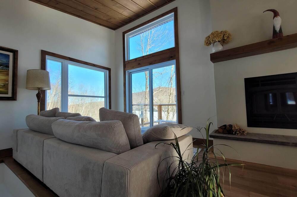 Amherst House | New chalet with lake and mountain views 15 minutes from Tremblant!