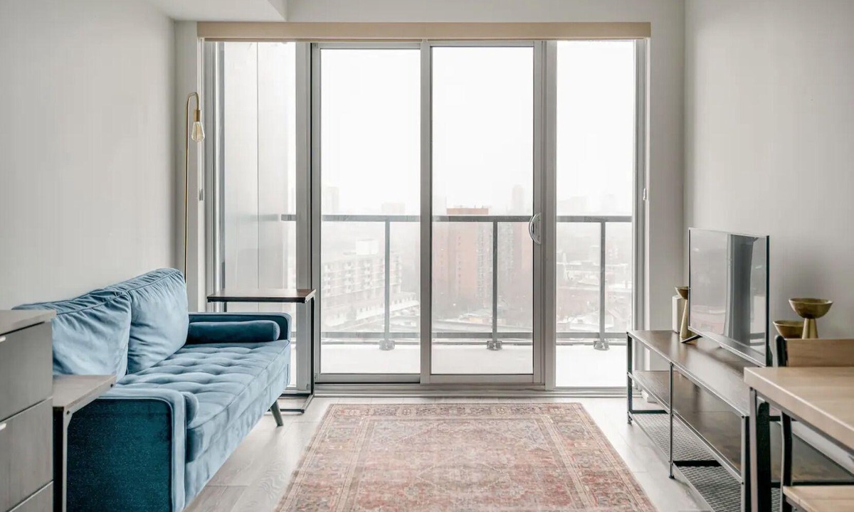 Cabbagetown Condo | New Downtown 1 bedroom + Den