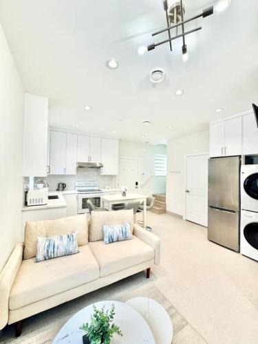 Sunset House | New Home 10 Mins from Airport