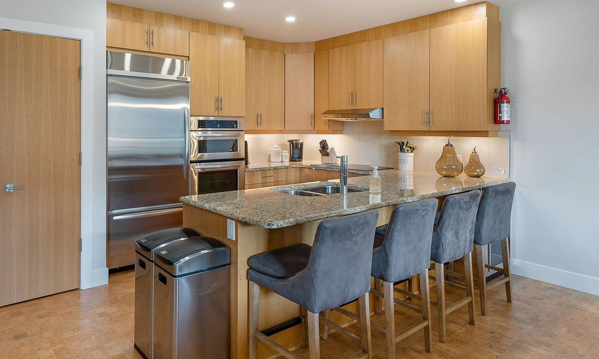 Sicamous Condo | NEW Large Lakefront condo with boat slip. pool, gym *Lakeview and large balcony*