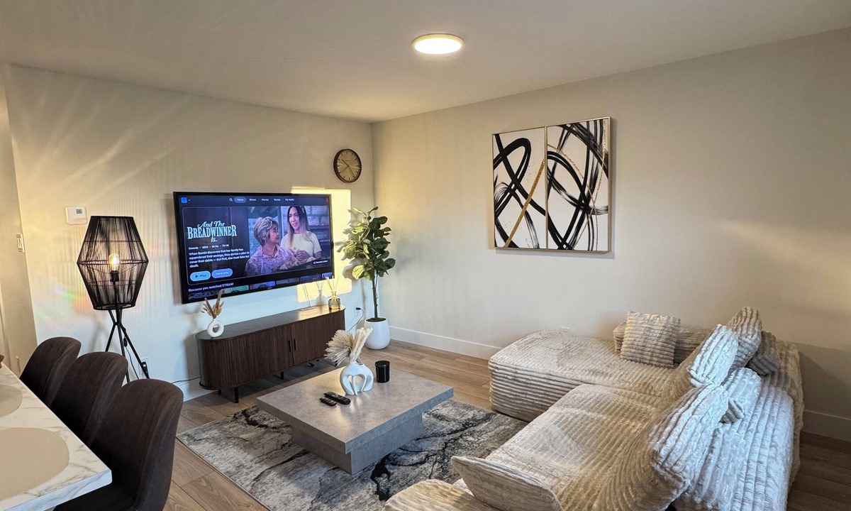 Paradise Apartment | New Luxury 3-Bedroom Getawayl Free Parking| Trail