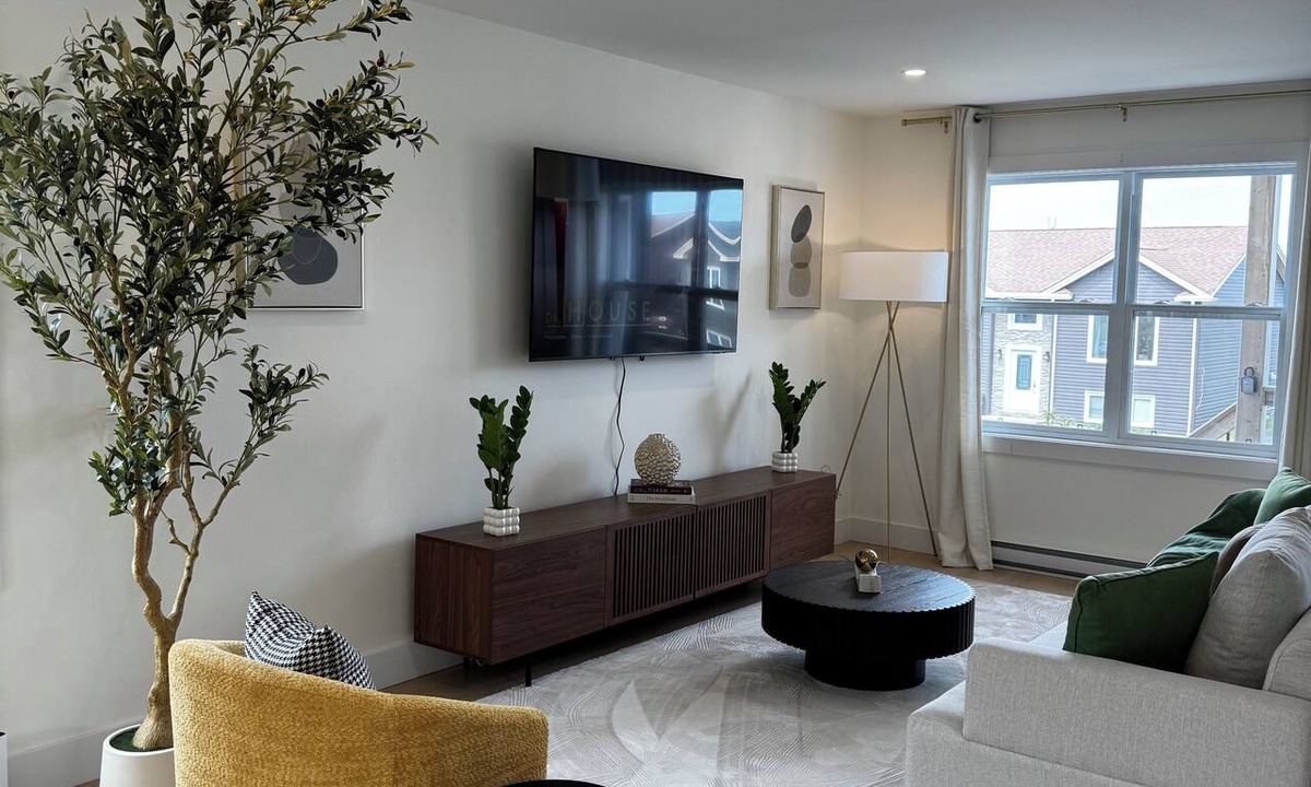 St. John's House | New Luxury 3-Bedroom Getaway| Parking| Patio