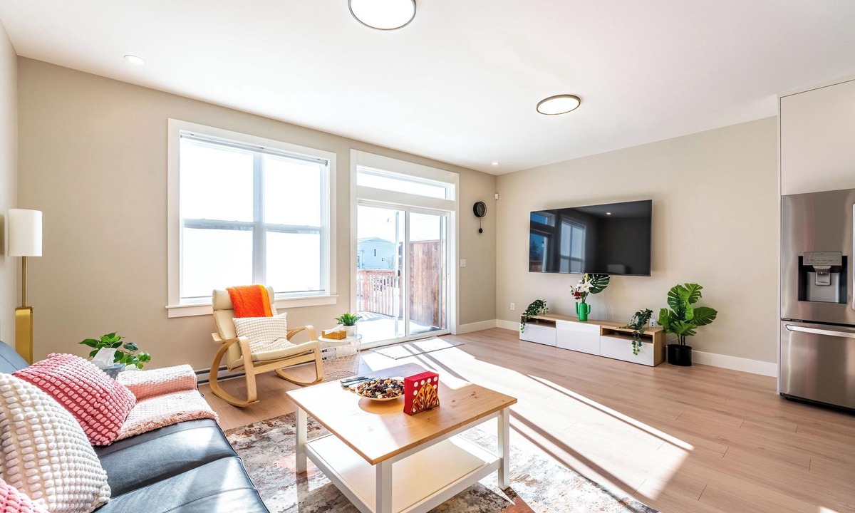Halifax House | NEW Luxury 5BR | 2 Kitchens, 3 Living, 4 bath|Deck BBQ & Fireplace in Halifax