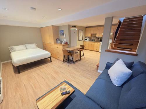 Rossland Apartment | NEW Midtown Rossland Studio Apartment