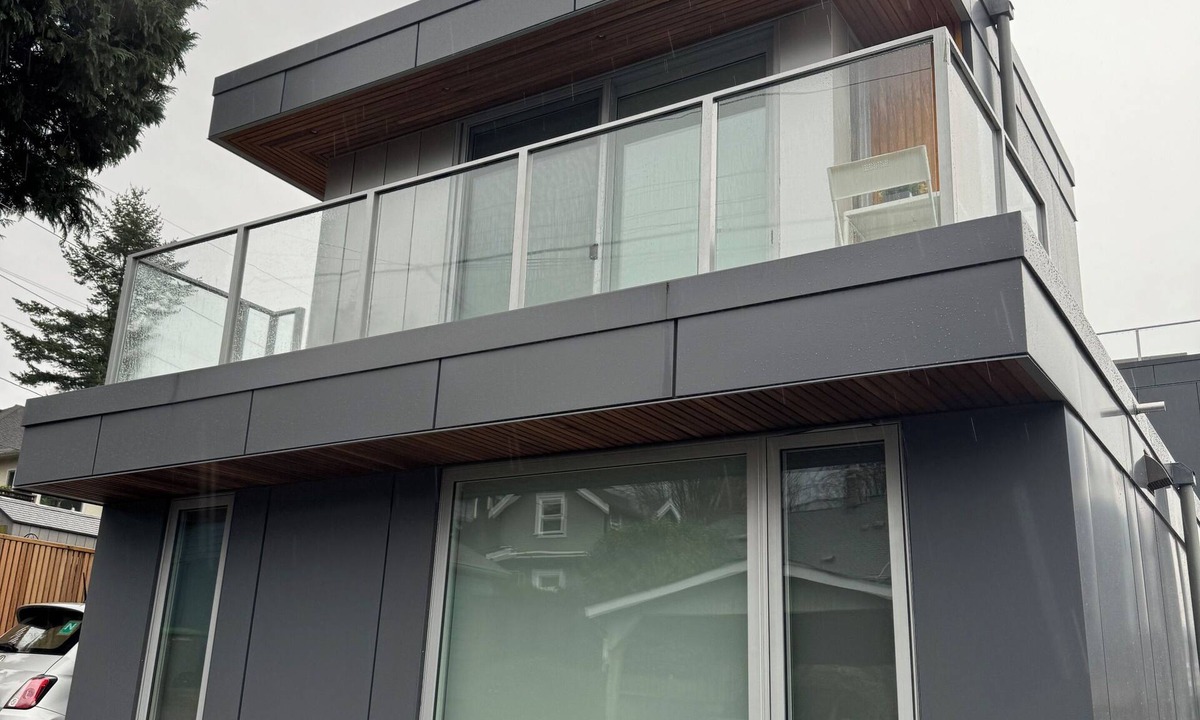 Hastings House | NEW MODERN GUESTHOUSE IN THE HEIGHTS with deck and incredible views