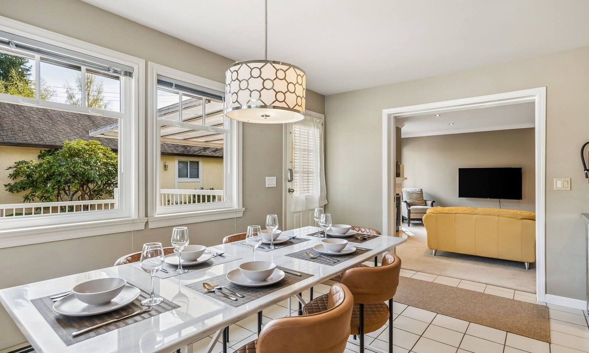 South Cambie House | Newly furnished, tastefully decorated Vancouver home-sleeps 10, close to transit