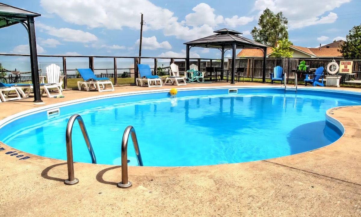 Wasaga Beach Condo | Newly Renovated Beach Condo with Salt Water Pool Right on Wasaga Beach