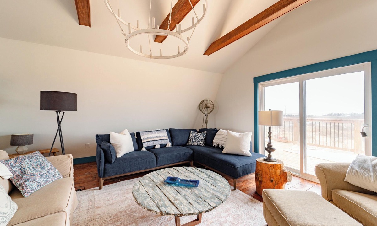 Port Maitland House | Newly Renovated Beach Barn 5 minute walk for wonderful Port Maitland beach