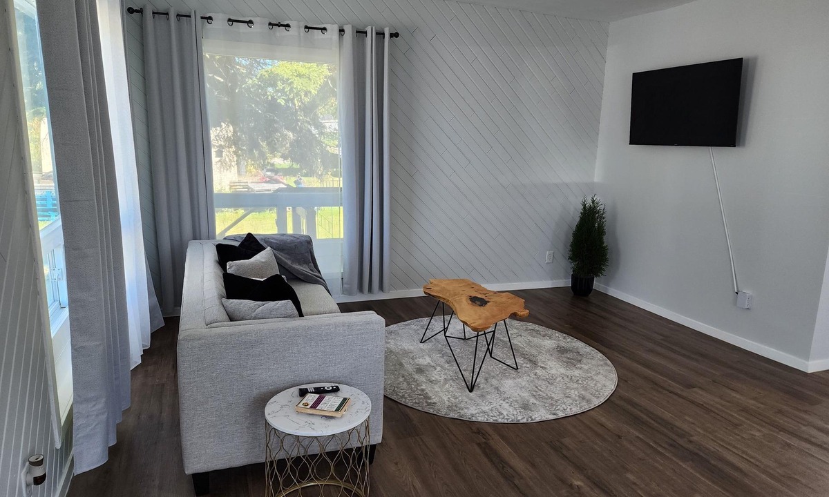 Cochrane House | Newly renovated home in the heart of Cochrane close to lake and downtown