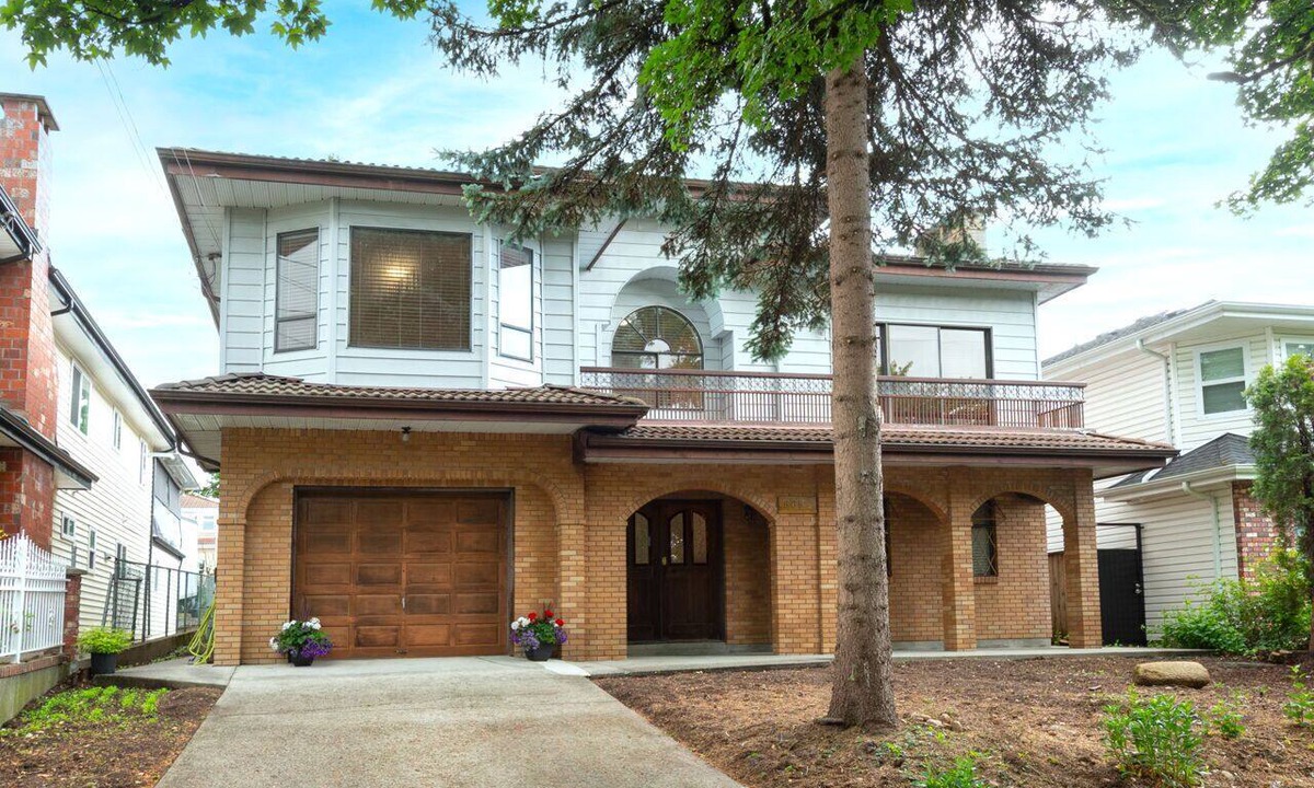 Renfrew-Collingwood House | Newly Renovated Home - Near FIFA