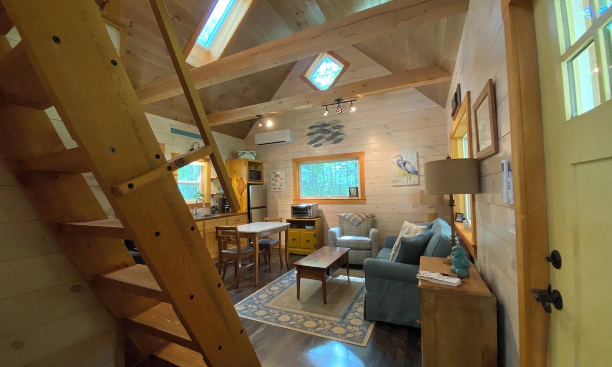 Bristol Cottage | Next Avail. Aug. 22, 3 night min., AC, 1st flr King & Full Loft, Pets Free