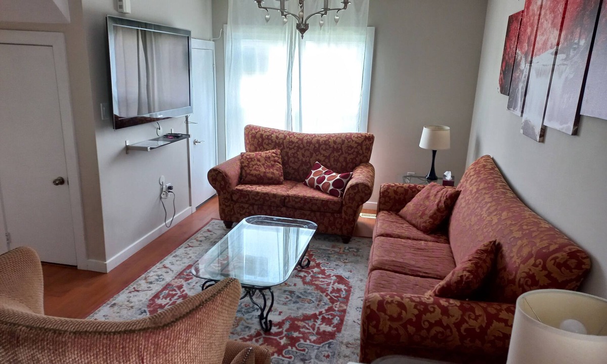 Silvertown Apartment | Niagara Falls Dream Family Retreat 3 BD 2 BA apartment