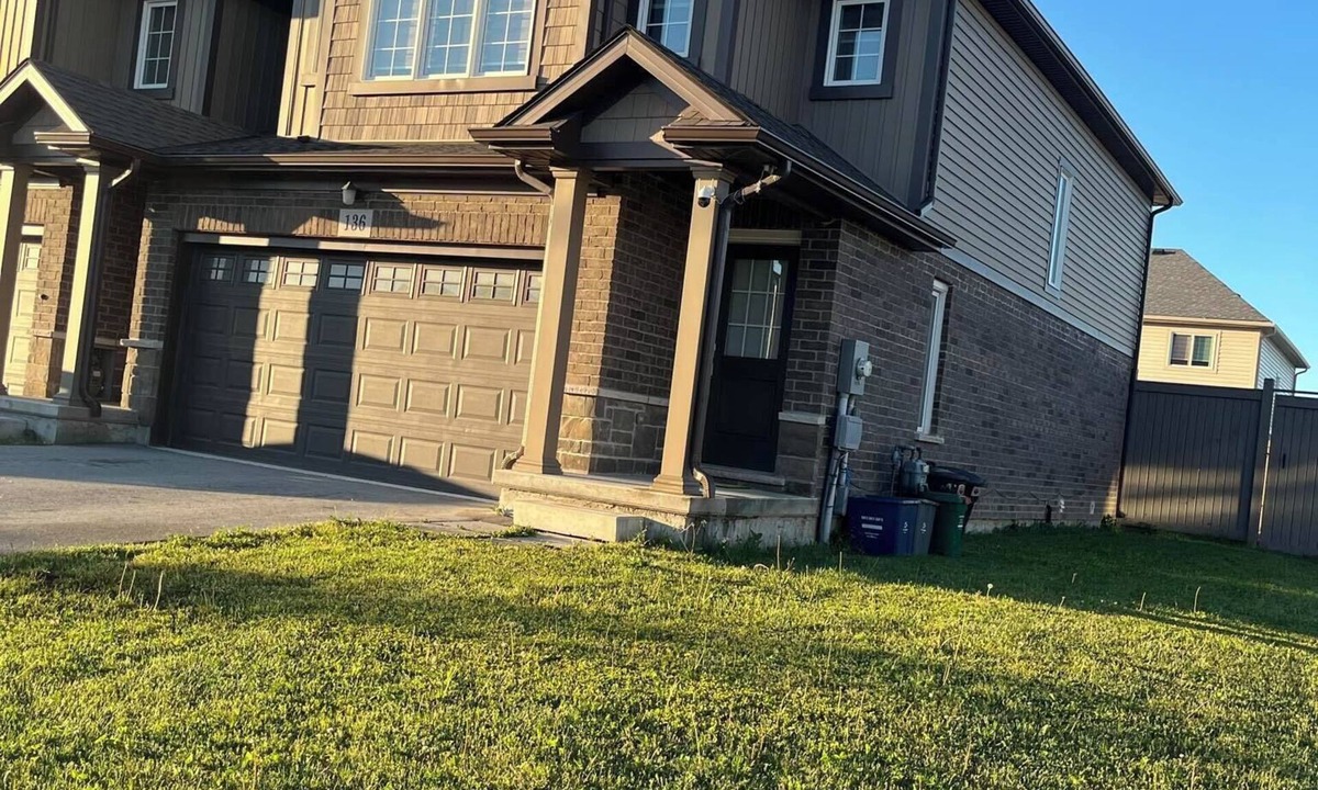 Thorold House | Niagara Getaway 4bdrm, 4bths. 18 min to Falls. 'Isla Paraiso Verde'