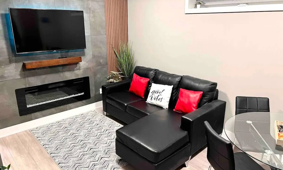 Niagara Falls House | Niagara Getaway across Fallsview! Pet-Friendly! 2-3 Min Drive to Fallsview,
